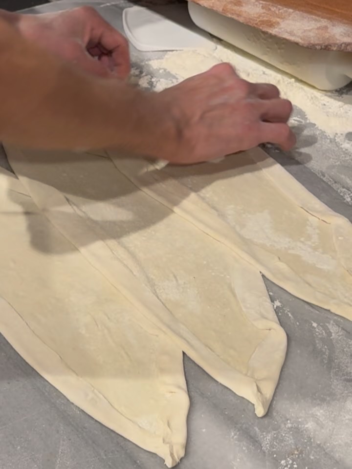 Unlu tezgâhta elle açılan pide hamurları.
